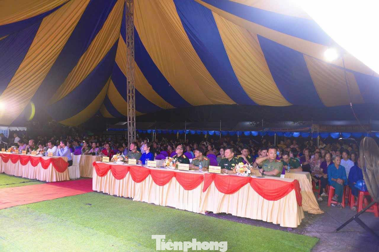 Đông đảo Đoàn viên, thanh niên và nhân dân trên địa bàn tham dự chương trình.