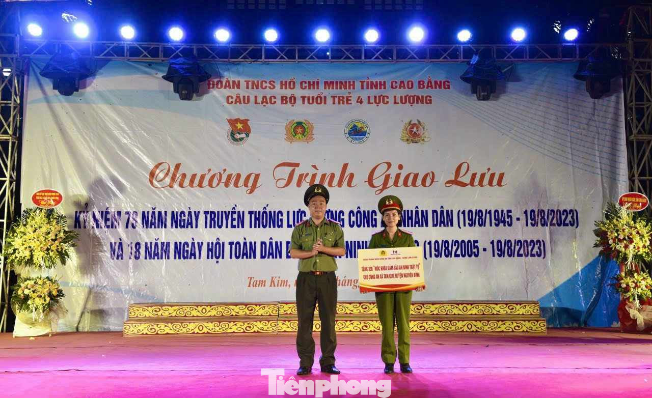 Tặng quà cho công an địa phương.