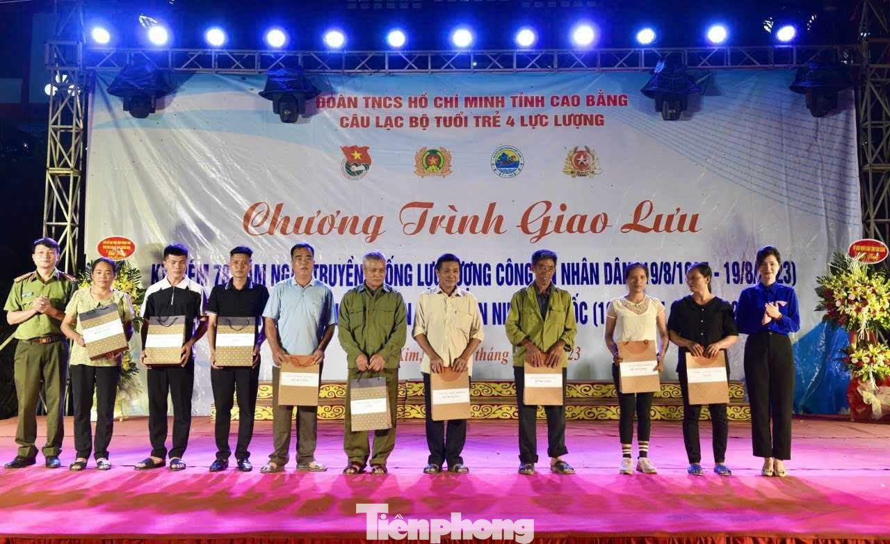 Tặng quà cho các đối tượng chính sách, người nghèo huyện Nguyên Bình.