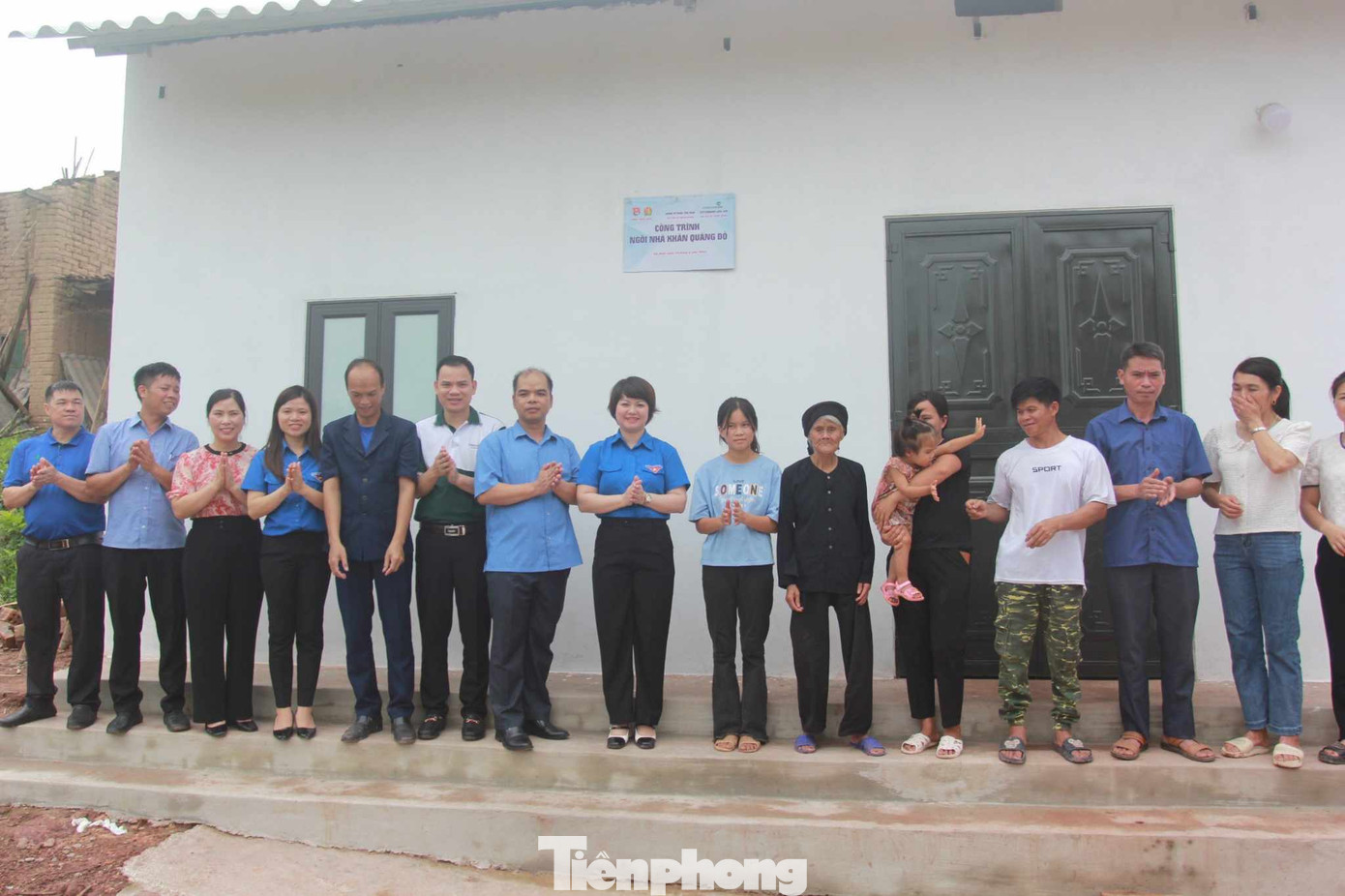 Các cấp, các ngành chúc vui, chúc mừng gia đình em Hiệu có căn nhà mới. Ảnh: Duy Chiến