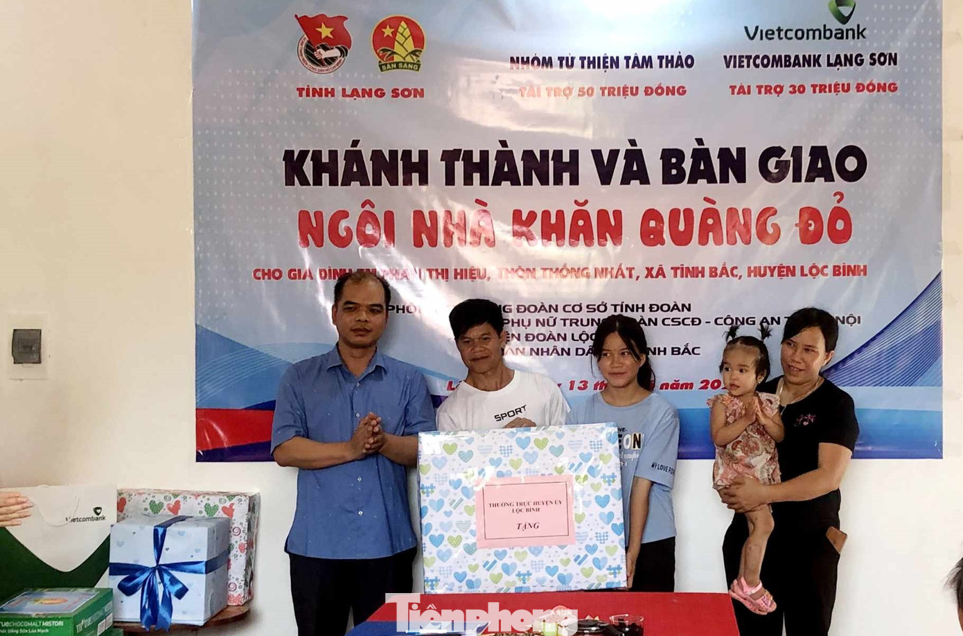 Đại diện cấp ủy, chính quyền, tổ chức địa phương trao quà cho gia đình em Hiệu. Ảnh: Duy Chiến