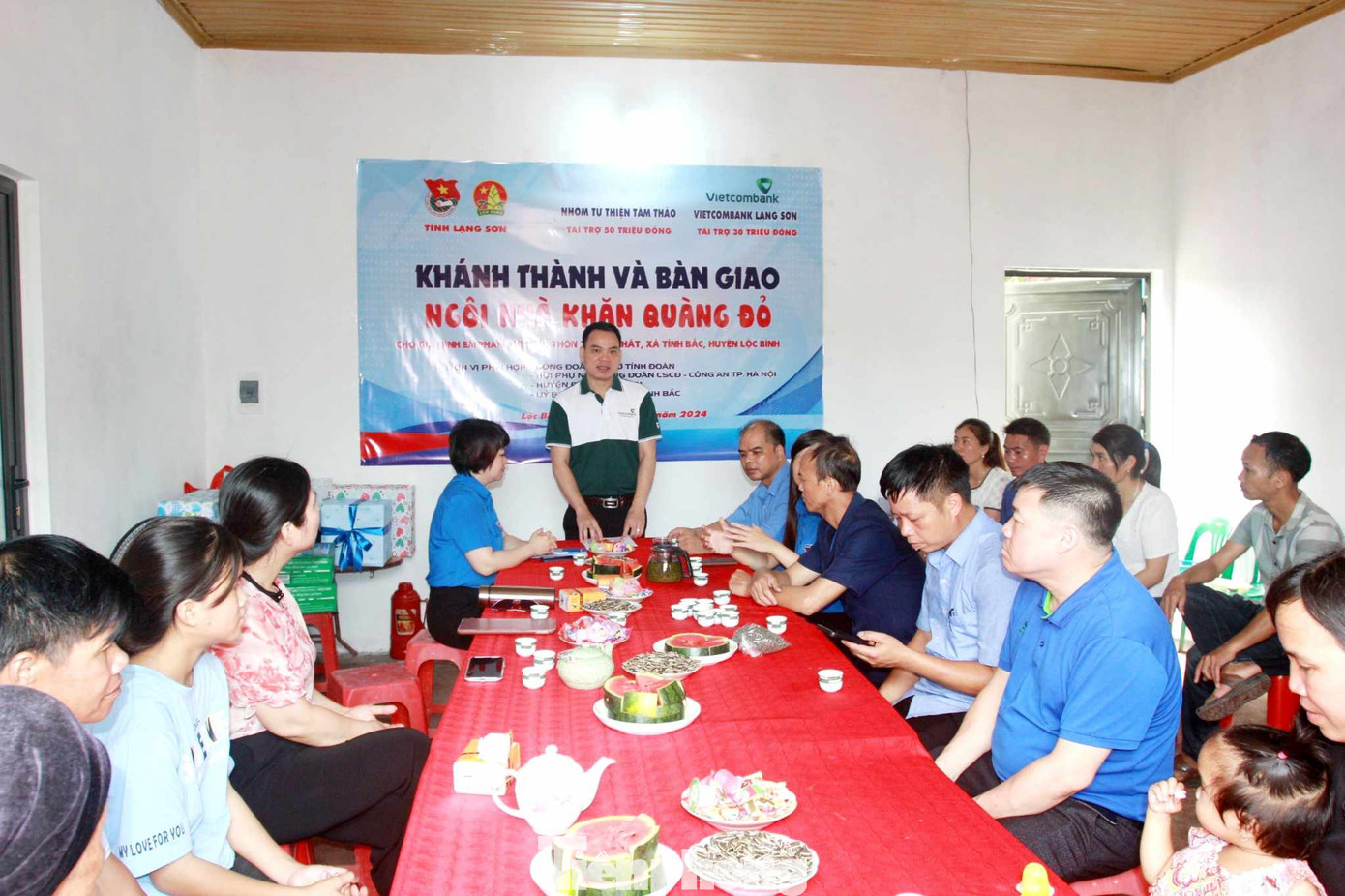 Ông Hoàng Đình Hưng - Phó Giám đốc Ngân hàng Vietcombank chi nhánh Lạng Sơn cho biết, luôn đồng hành với tổ chức Đoàn địa phương xây dựng các công trình an sinh xã hội, nhất là nhà &quot;Khăn quàng Đỏ&quot; cho học sinh Lạng Sơn.