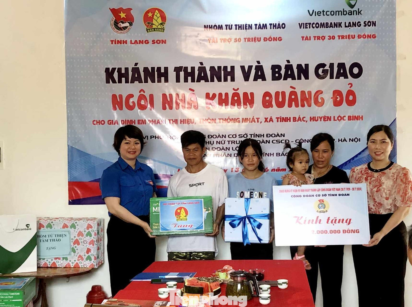 Tỉnh Đoàn- Hội đồng Đội và các tổ chức, cơ quan tặng quà chung vui với gia đình em Hiệu. Ảnh: Duy Chiến