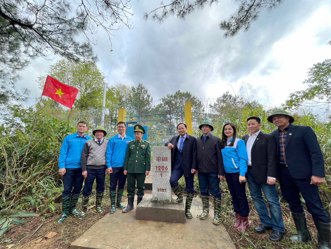 Tuổi trẻ 2 tỉnh bên cột mốc chủ quyền.