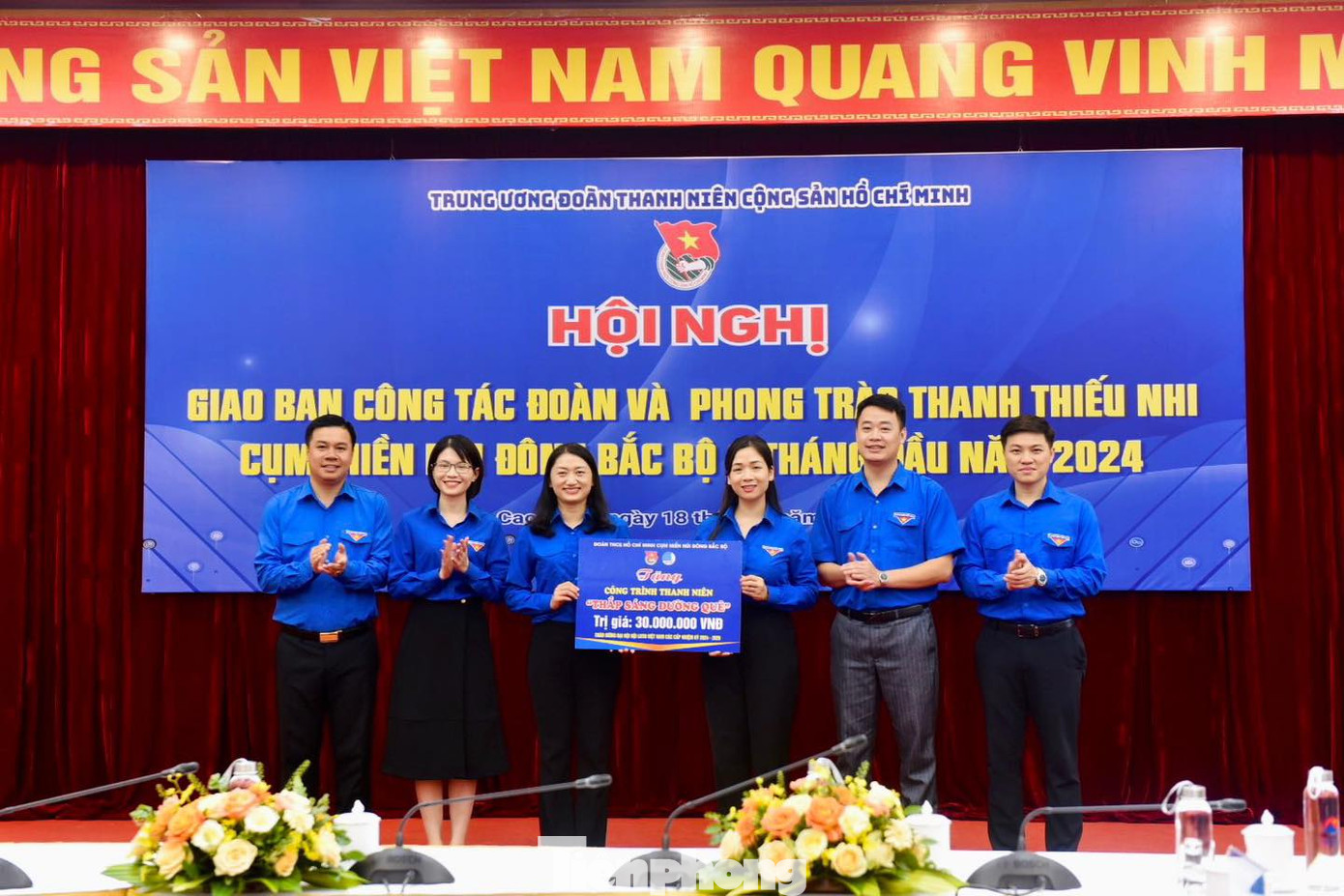 Tỉnh Đoàn các tỉnh trong cụm trao biển công trình thanh niên "Thắp sáng đường quê" Tỉnh Đoàn các tỉnh trong cụm trao biển công trình thanh niên "Thắp sáng đường quê"