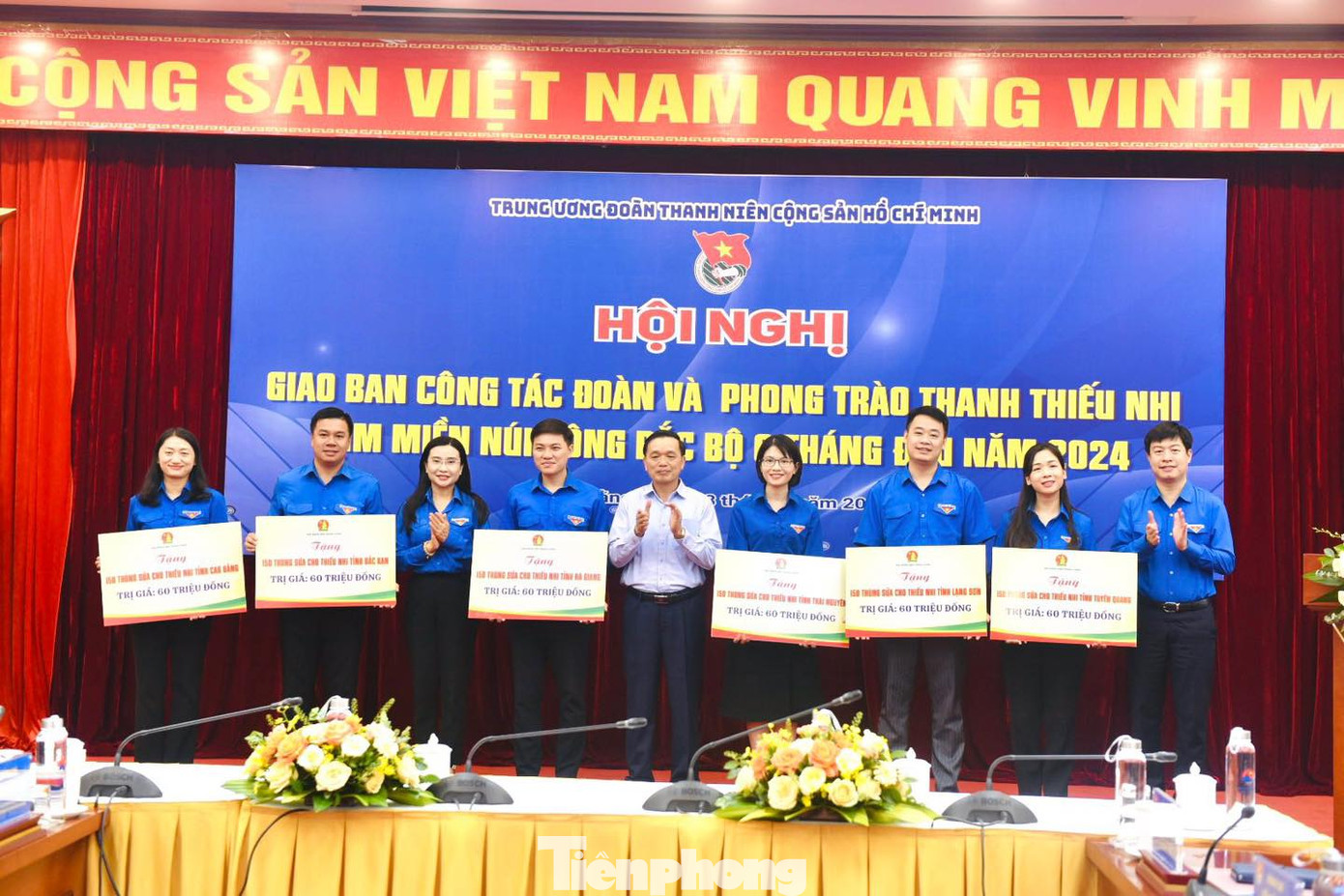 Tặng quà hỗ trợ các Tỉnh Đoàn trong cụm. Tặng quà hỗ trợ các Tỉnh Đoàn trong cụm.