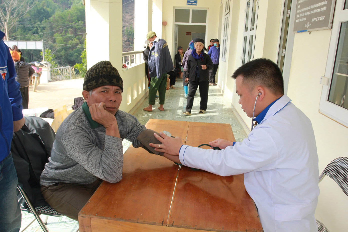 Nhiều người dân được khám bệnh, tư vấn sức khỏe.