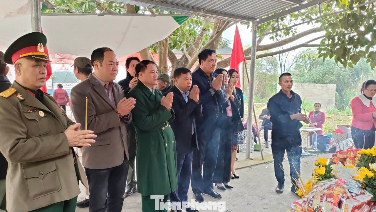 Nhiều đoàn cựu chiến binh đến thắp nhang tưởng nhớ người đã khuất ở Pháo đài Đồng Đăng -Ảnh: Duy Chiến Nhiều đoàn cựu chiến binh đến thắp nhang tưởng nhớ người đã khuất ở Pháo đài Đồng Đăng -Ảnh: Duy Chiến