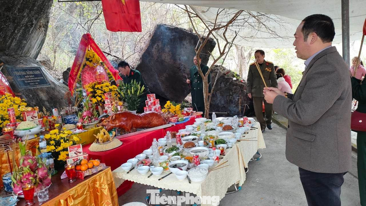 Dâng cơm, cúng giỗ người tử nạn -Ảnh: Duy Chiến Dâng cơm, cúng giỗ người tử nạn -Ảnh: Duy Chiến