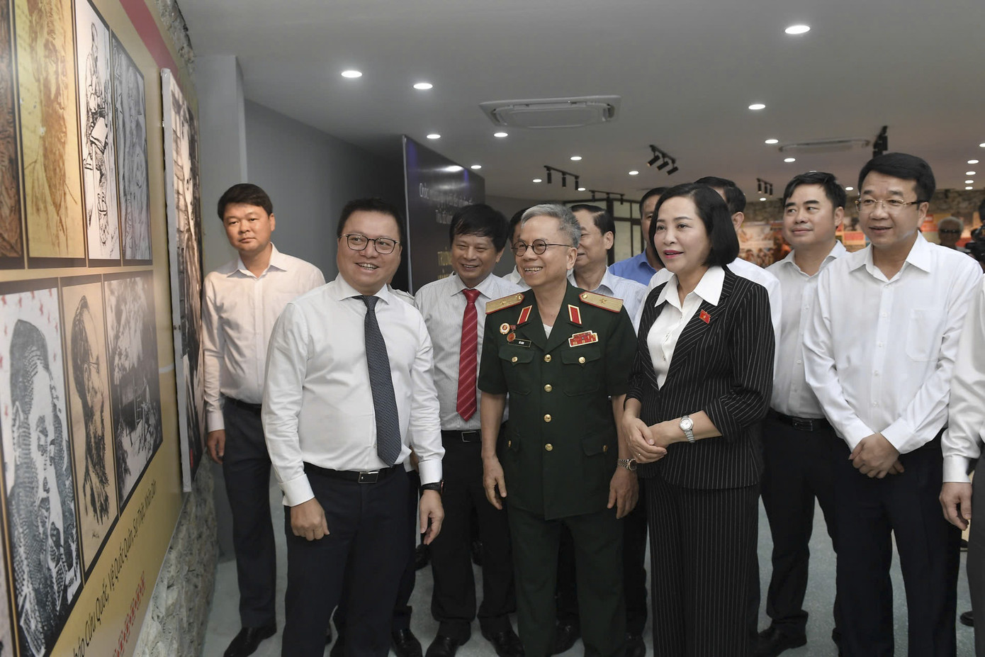 Các đại biểu tham quan trưng bày trong di tích lịch sử quốc gia địa điểm Trường dạy nghề làm báo Huỳnh Thúc Kháng.