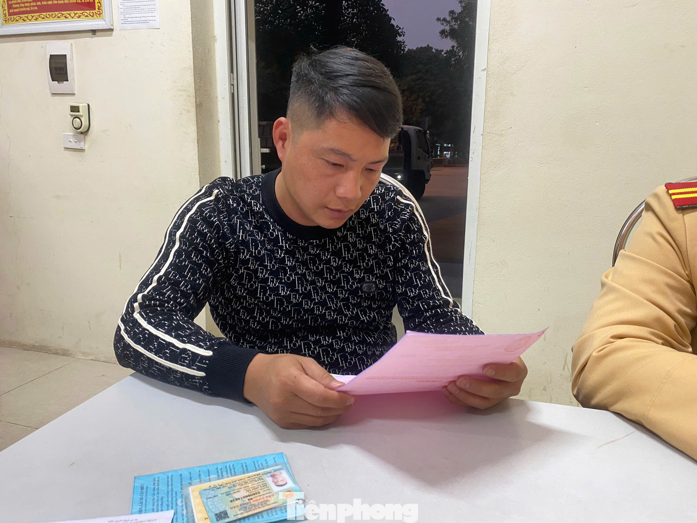 Lái xe Đào Anh Tài thừa nhận vi phạm với lực lượng CSGT Công an Lạng Sơn.