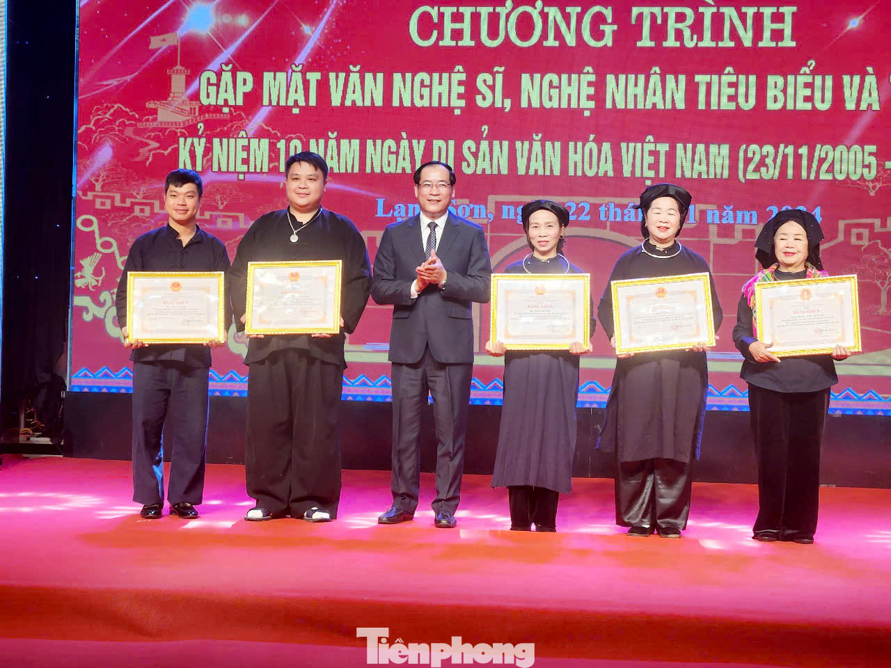 Các nghệ nhân tiêu biểu mang Then sang châu Âu biểu diễn nhận Bằng khen của Chủ tịch UBND tỉnh Lạng Sơn Ảnh: Duy Chiến.