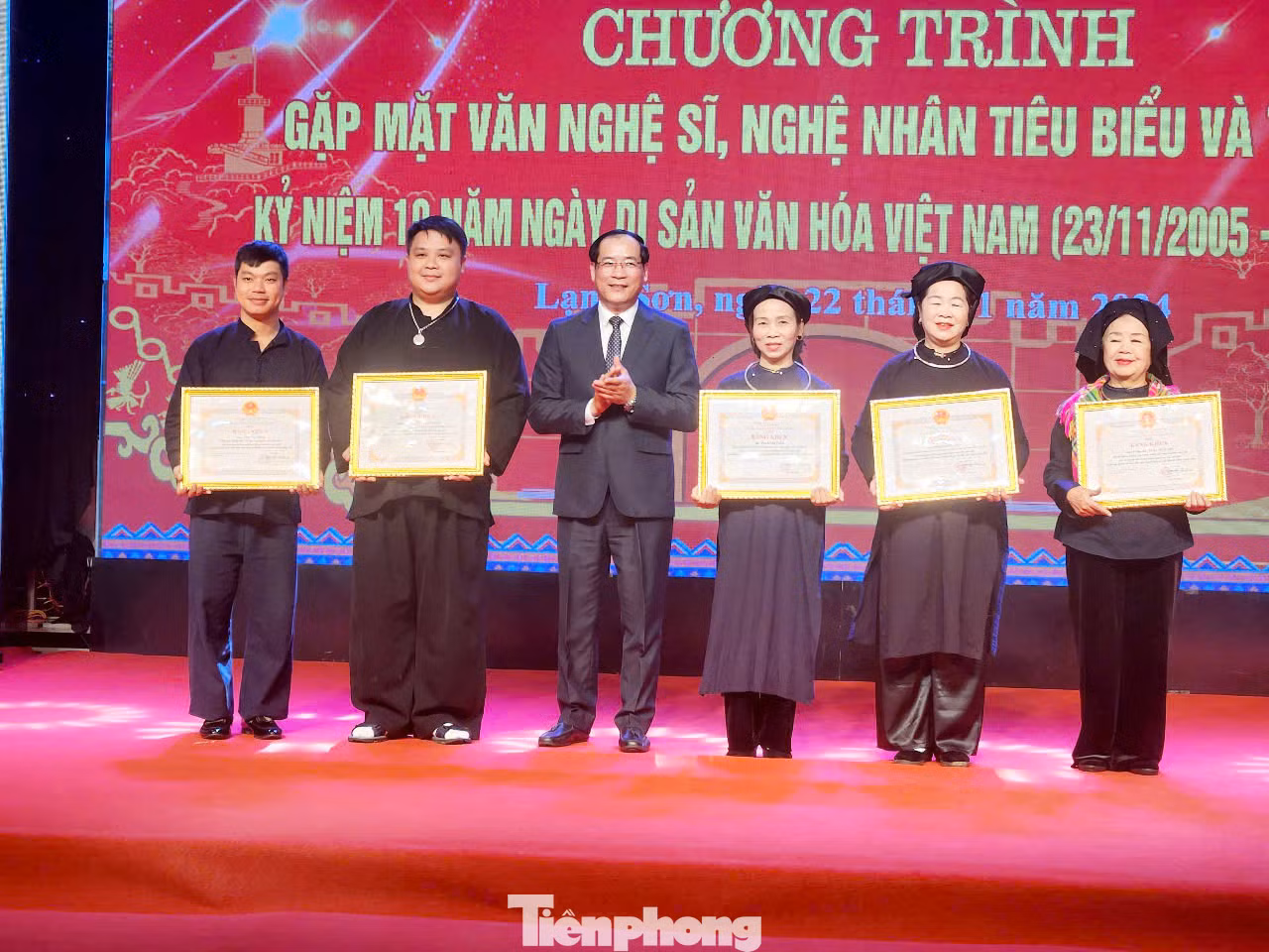 Các nghệ nhân tiêu biểu mang Then sang châu Âu biểu diễn nhận Bằng khen của Chủ tịch UBND tỉnh Lạng Sơn Ảnh: Duy Chiến.
