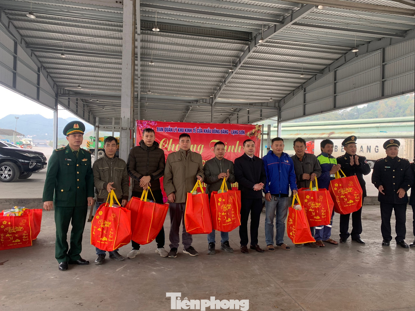 Lái xe phương xa vui mừng nhận quà Tết của lực lượng chức năng Lạng Sơn. Ảnh: Duy Chiến