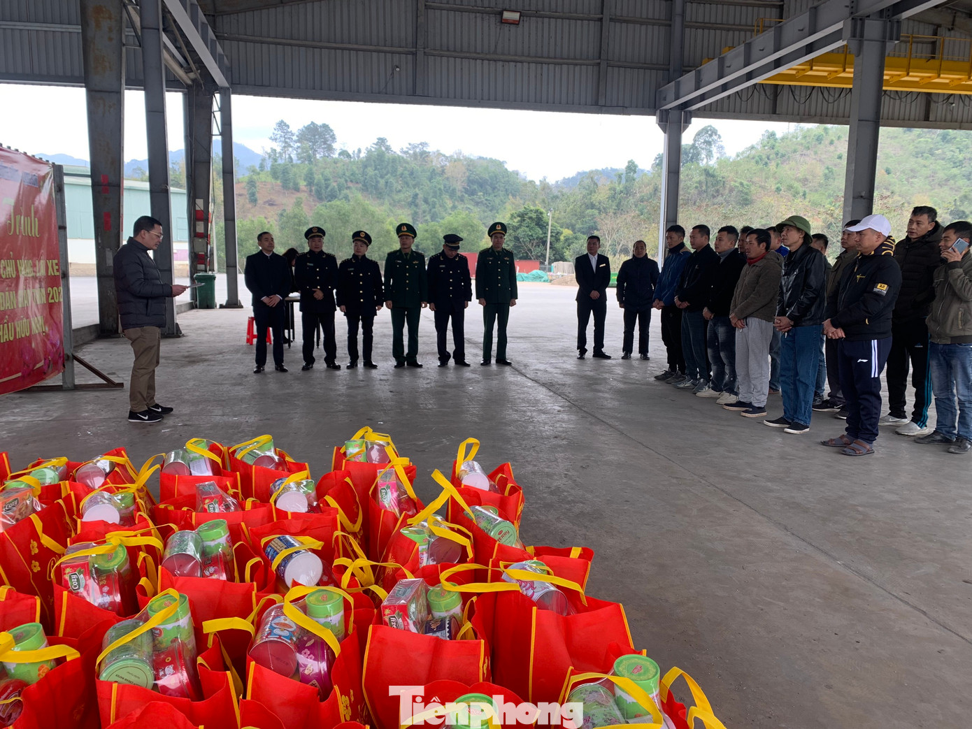 Hàng trăm suất quà cho chủ hàng, lái xe đường dài. Ảnh: Duy Chiến