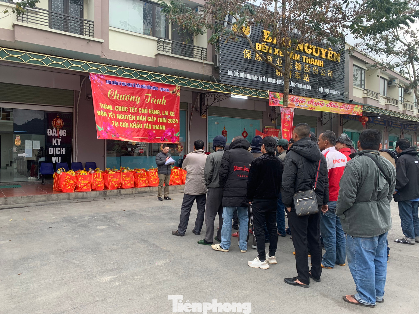 Trong ngày 9/2 (tức 30 Tết) vẫn còn trên 100 chủ hàng, lái xe chở hàng nông sản phải đón tết tại Lạng Sơn. Ảnh: Duy Chiến