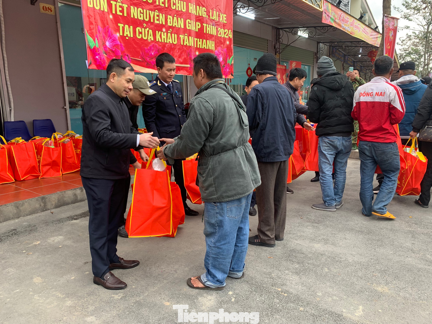 Tặng quà cho lái xe đường dài. Ảnh: Duy Chiến