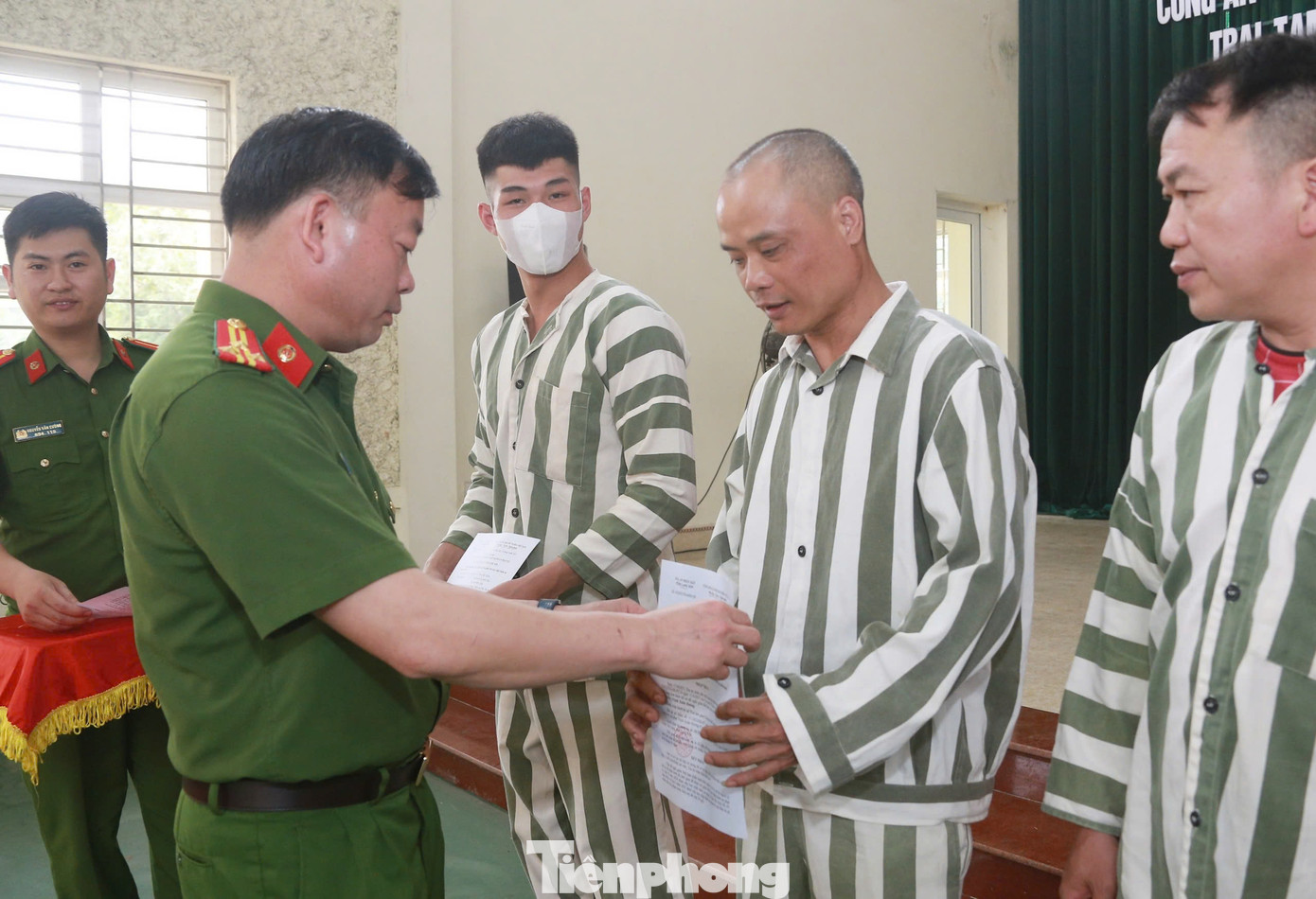 Đại diện Công an tỉnh Lạng Sơn trao Quyết định giảm thời hạn chấp hành án phạt tù cho các phạm nhân. Đại diện Công an tỉnh Lạng Sơn trao Quyết định giảm thời hạn chấp hành án phạt tù cho các phạm nhân.