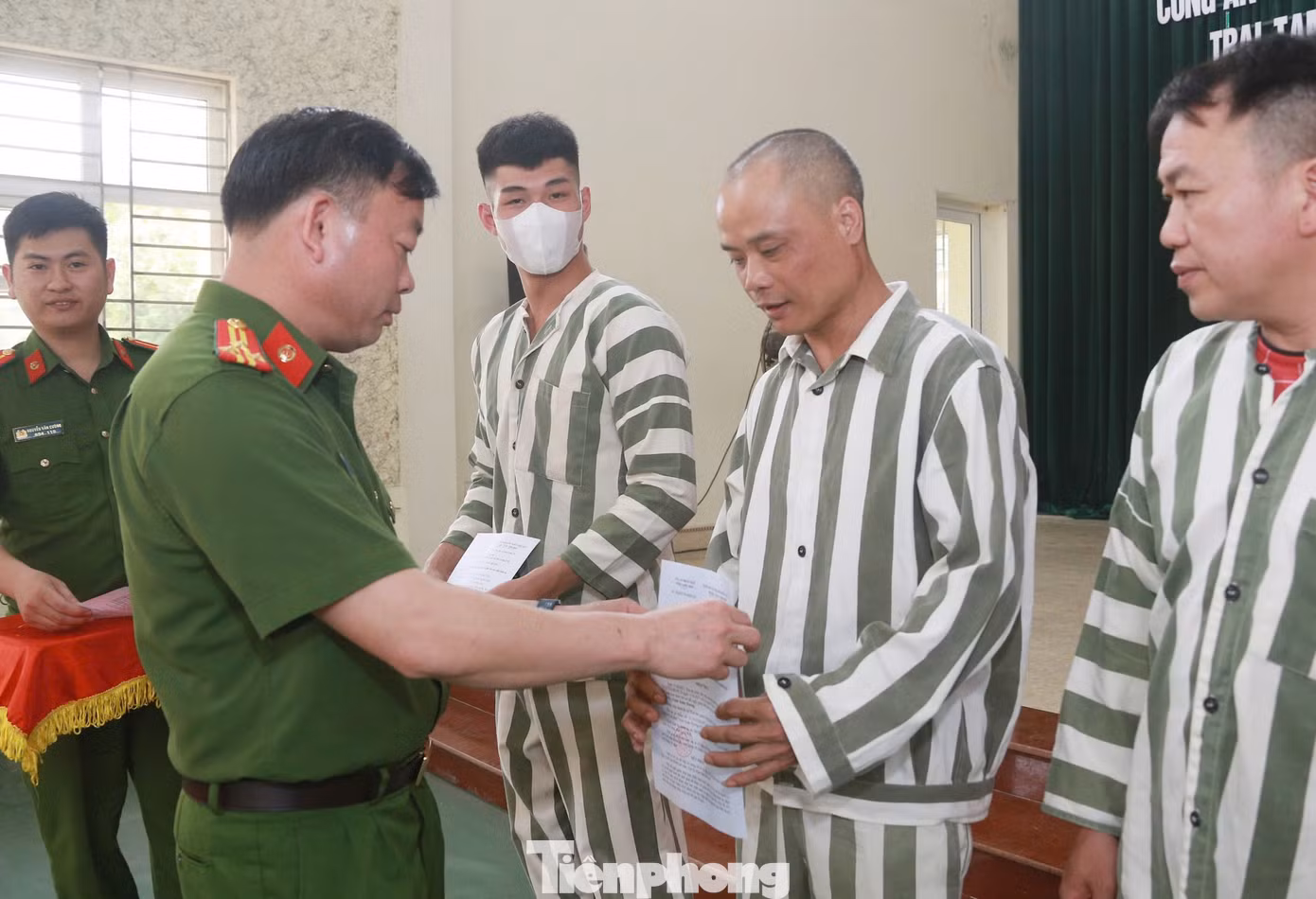 Đại diện Công an tỉnh Lạng Sơn trao Quyết định giảm thời hạn chấp hành án phạt tù cho các phạm nhân.