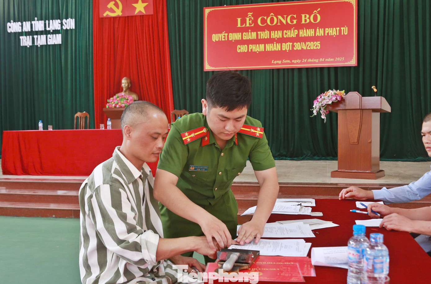 Phạm nhân được giảm hết án làm thủ tục trở về địa phương hòa nhập với cộng đồng. Phạm nhân được giảm hết án làm thủ tục trở về địa phương hòa nhập với cộng đồng.