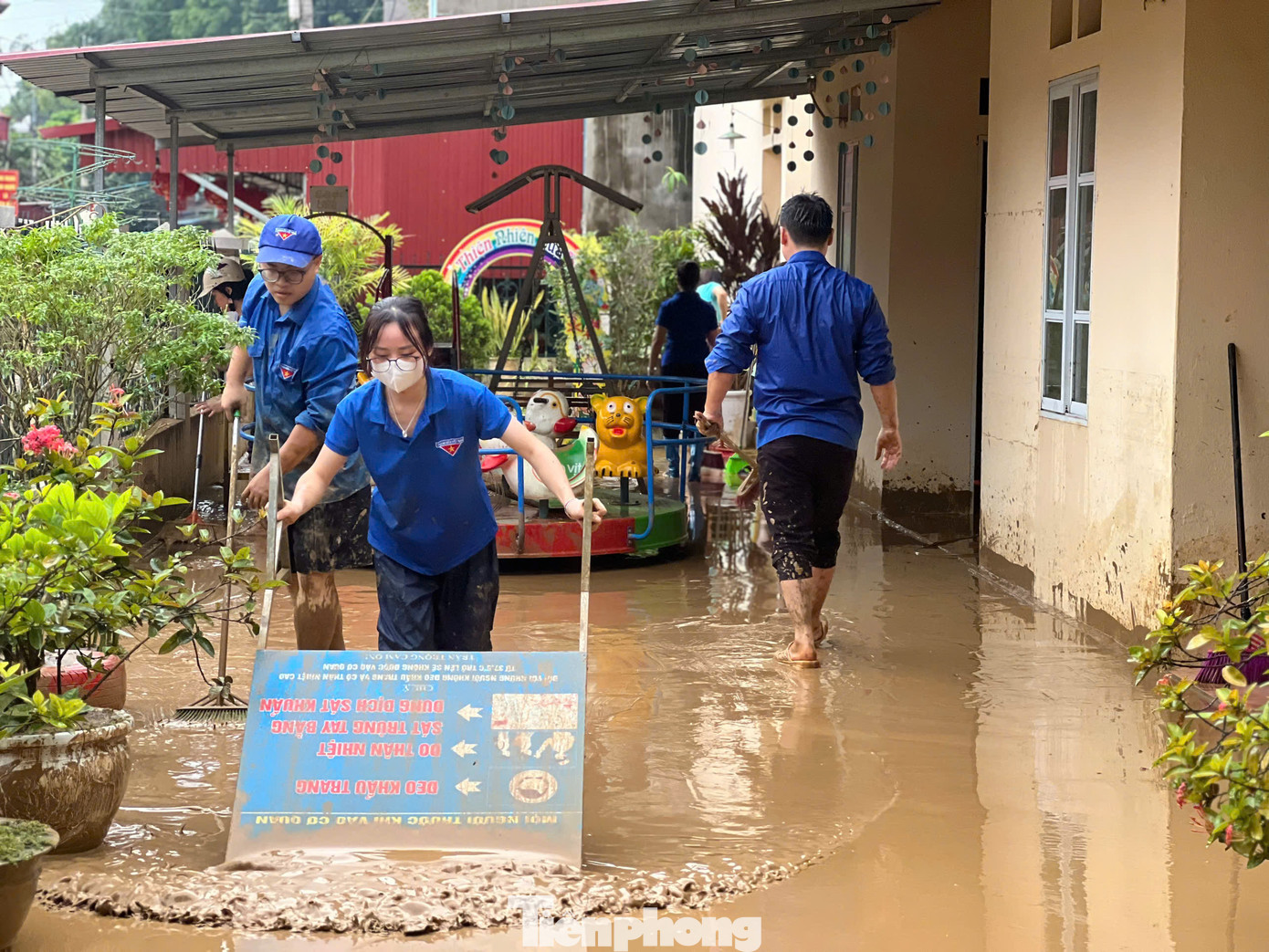 Sau cơn bão, các tổ đội thanh niên xung kích dọn dẹp nhà cửa, trường học.