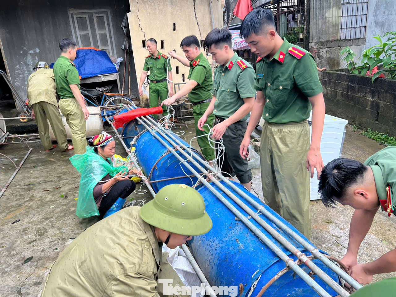 Chung tay giúp sức phòng chống bão lụt.