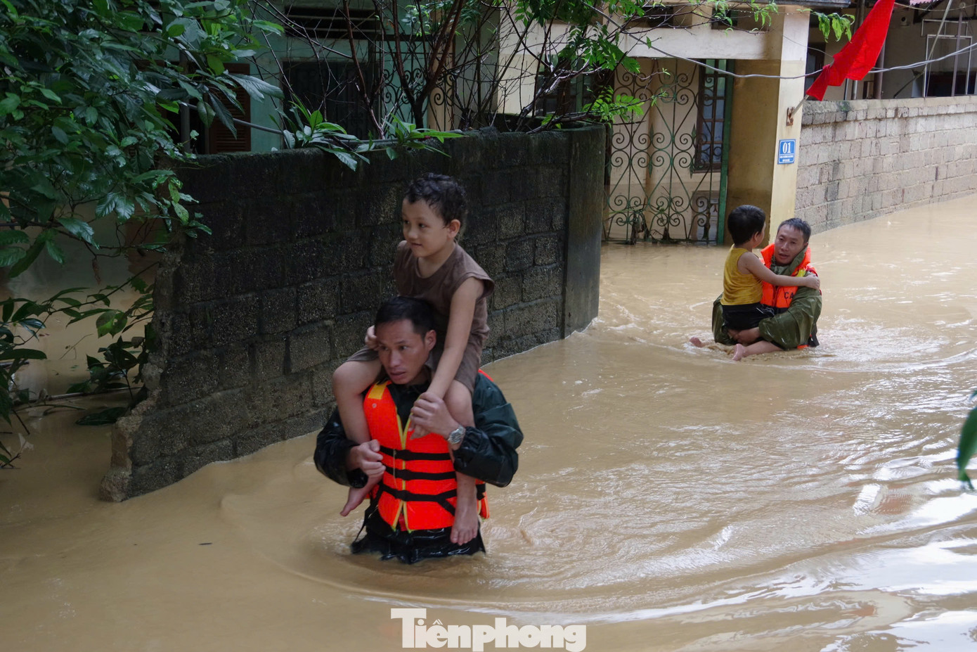 Tuổi trẻ lực lượng vũ trang Lạng Sơn tham gia di dời người dân đến nơi an toàn.