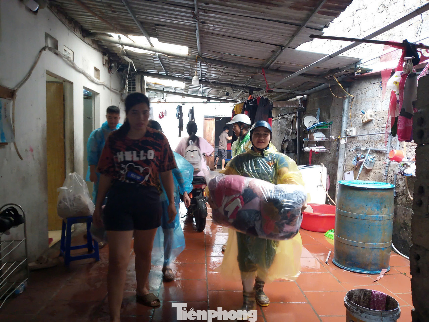 Di dời tài sản người dân vùng nguy hiểm đến nơi an toàn