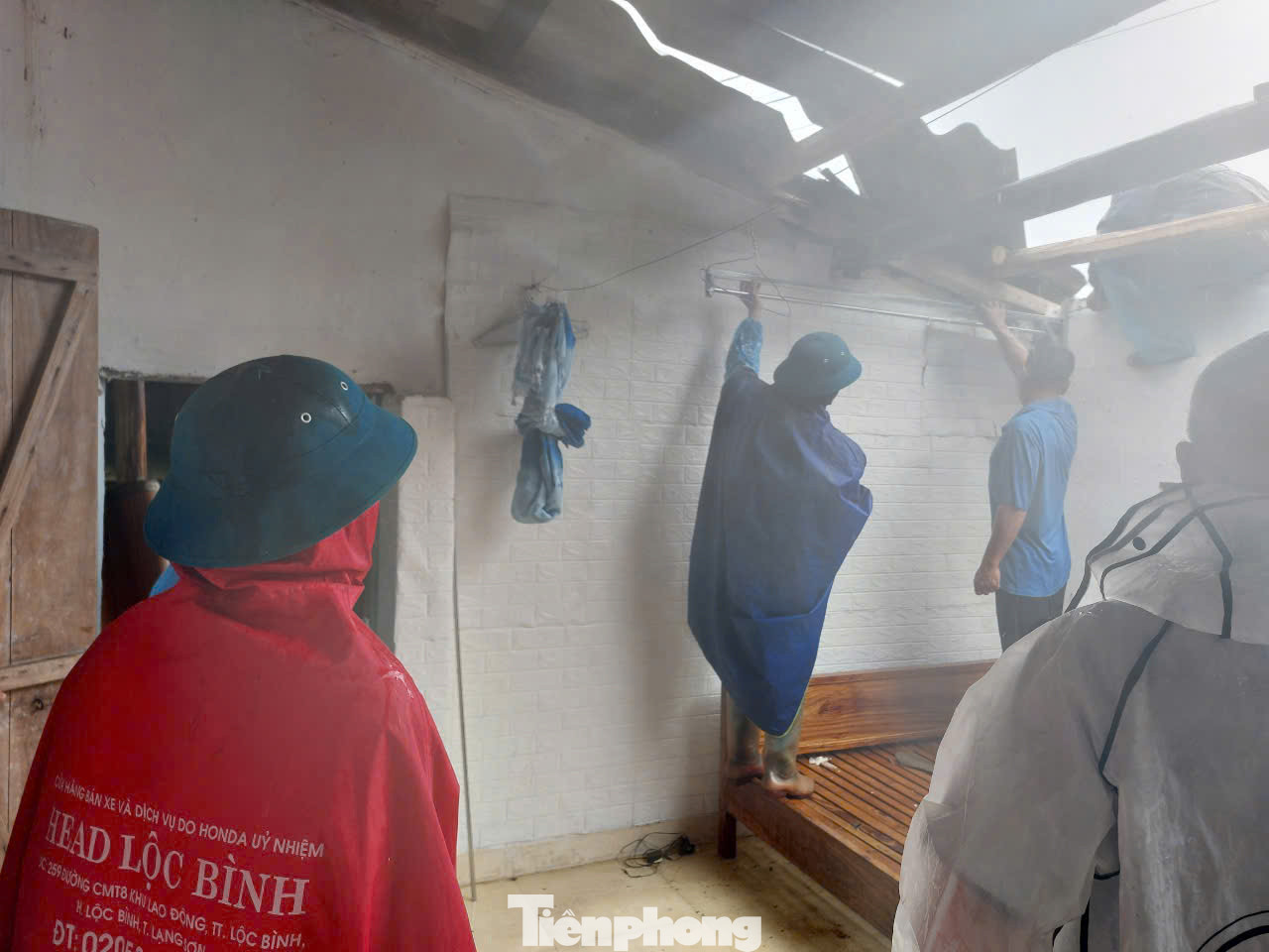 Sửa chữa, gia cố những ngôi nhà bị ảnh hưởng bão lũ.