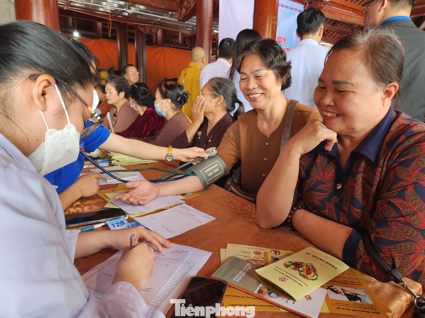 Khám bệnh, phát thuốc miễn phí cho người dân tộc, tôn giáo Lạng Sơn. Ảnh: Duy Chiến