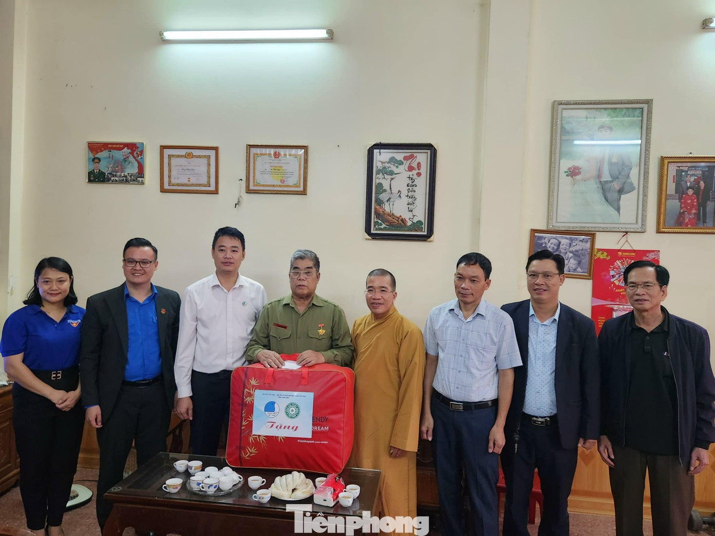 Thăm, tặng quà một số gia đình chính sách trên địa bàn thành phố Lạng Sơn.