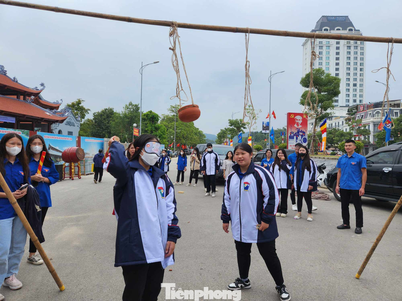 Thanh thiếu niên người dân tộc, tôn giáo tham gia các trò chơi tập thể. Ảnh: Duy Chiến