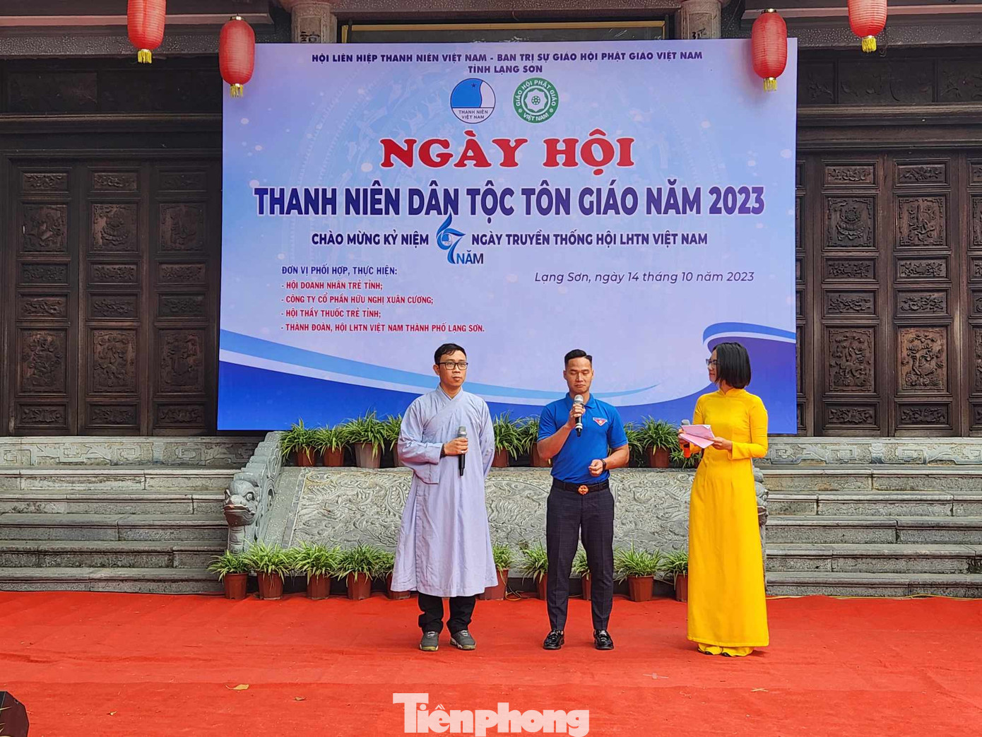 Các đoàn viên, thanh niên tôn giáo, dân tộc tiêu biểu giao lưu.