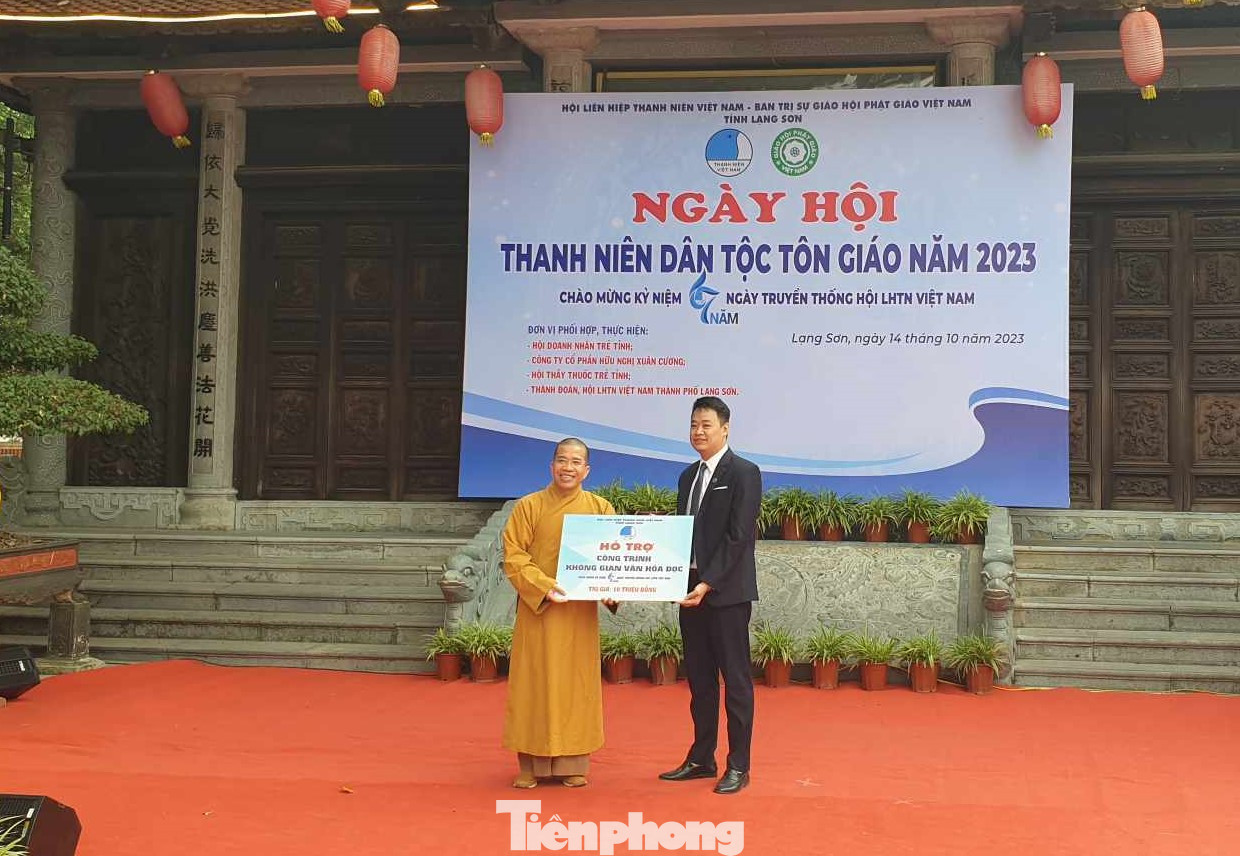 Anh Đoàn Thành Công - Phó Bí thư Tỉnh Đoàn, Phó Chủ tịch Hội LHTN Việt Nam tỉnh Lạng Sơn trao biển hỗ trợ công trình không gian văn hóa đọc cho Ban trị sự Giáo hội Phật giáo Việt Nam tỉnh Lạng Sơn. Ảnh: Duy Chiến
