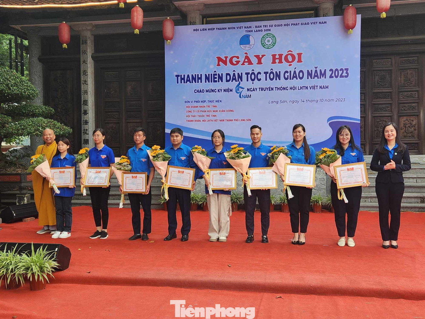 Tôn vinh các đoàn viên, thanh niên người dân tộc, tôn giáo tiêu biểu. Ảnh: Duy Chiến