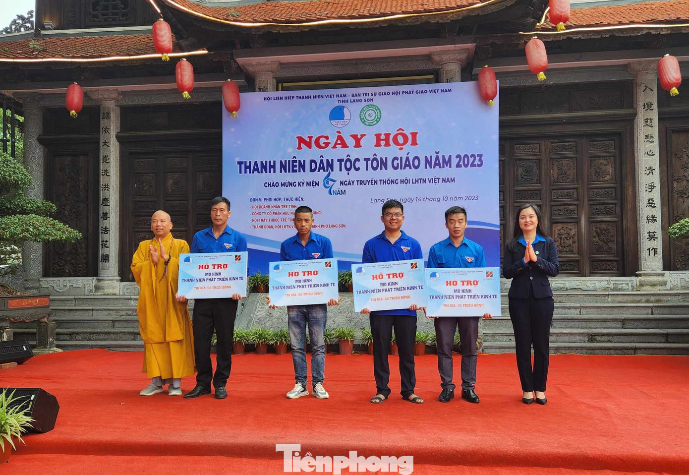 Trao biển hỗ trợ các công trình thanh niên; khởi nghiệp- lập nghiệp. Ảnh: Duy Chiến