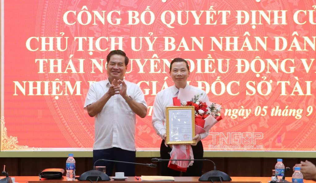 Lãnh đạo UBND tỉnh Thái Nguyên trao Quyết định, tặng hoa chúc mừng ông Mai Trọng Tấn (bìa phải).