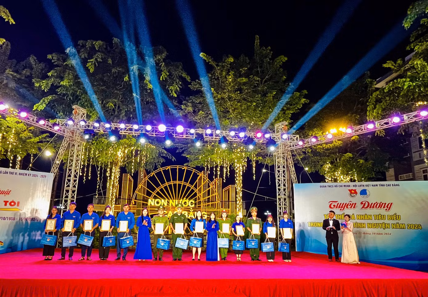 Cũng tại chương trình, Hội LHTN Việt Nam tỉnh đã trao giấy khen và tặng quà cho 15 tập thể và 14 cá nhân thuộc các chi đoàn có thành tích tiêu biểu trong công tác tình nguyện năm 2024.
