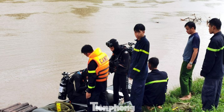 Lực lượng chức năng Lạng Sơn huy động nhân lực, phương tiện và sau hơn một tiếng đã tìm thấy thi thể nạn nhân. Ảnh: Duy Chiến