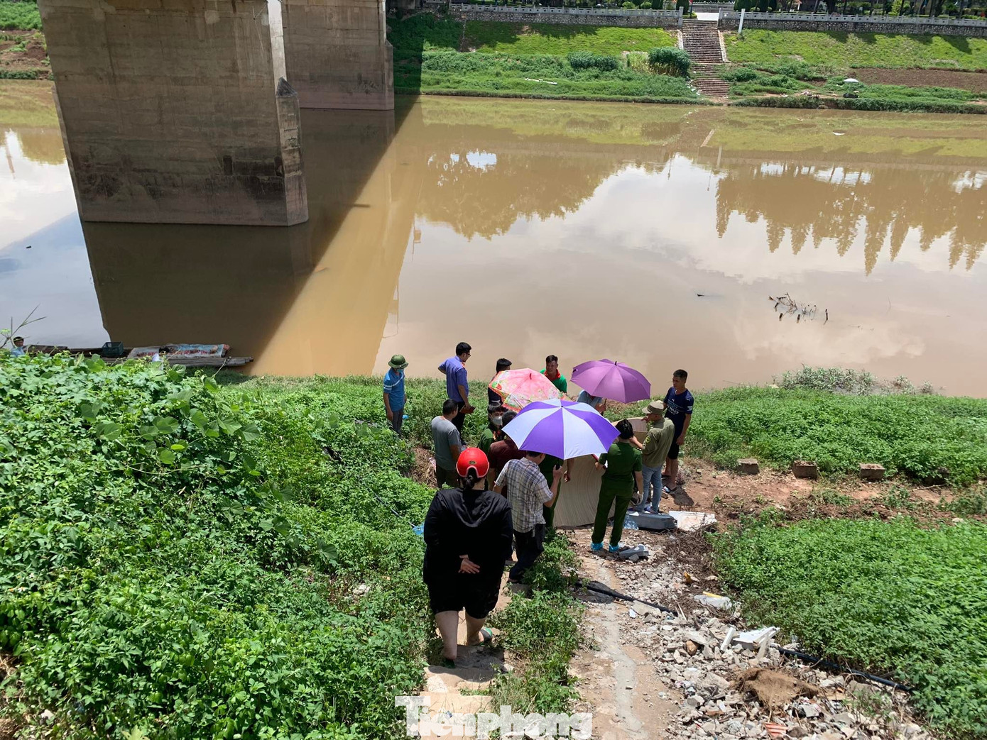 Các ngành chức năng tỉnh Lạng Sơn tiến hành xác minh, điều tra và tiến hành bàn giao thi thể nạn nhân cho gia đình an táng người xấu số. Ảnh: Duy Chiến
