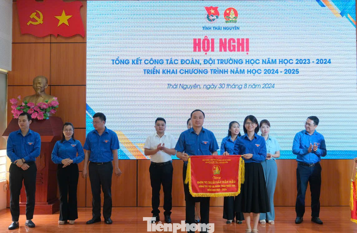 Trao cờ thi đua cho các tập thể có thành tích xuất sắc.