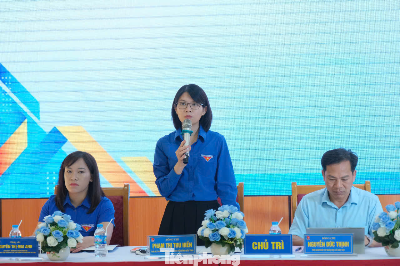 Chị Phạm Thị Thu Hiền - Phó Bí thư Tỉnh Đoàn điều hành phần thảo luận