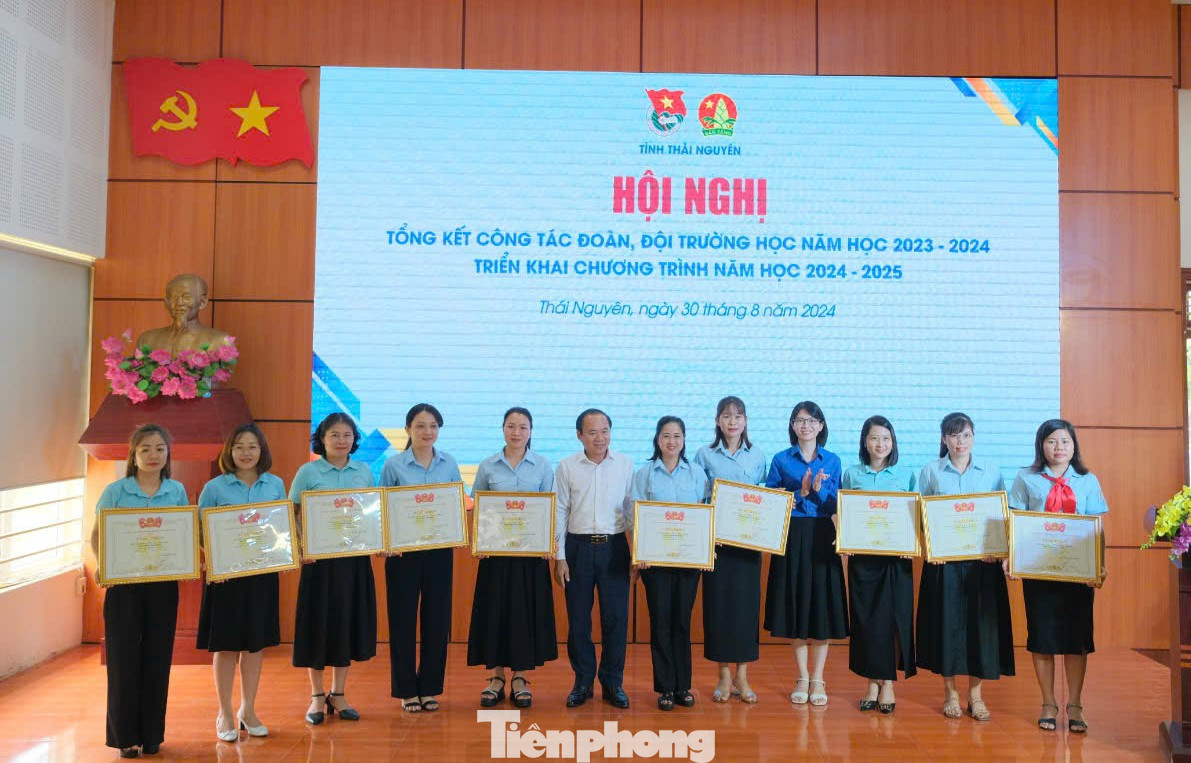 Nhiều tập thể, cá nhân được tôn vinh, khen thưởng.