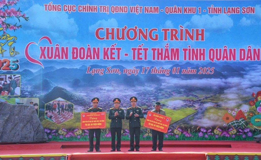 Ban tổ chức trao hỗ trợ cho quân và dân Lạng Sơn.