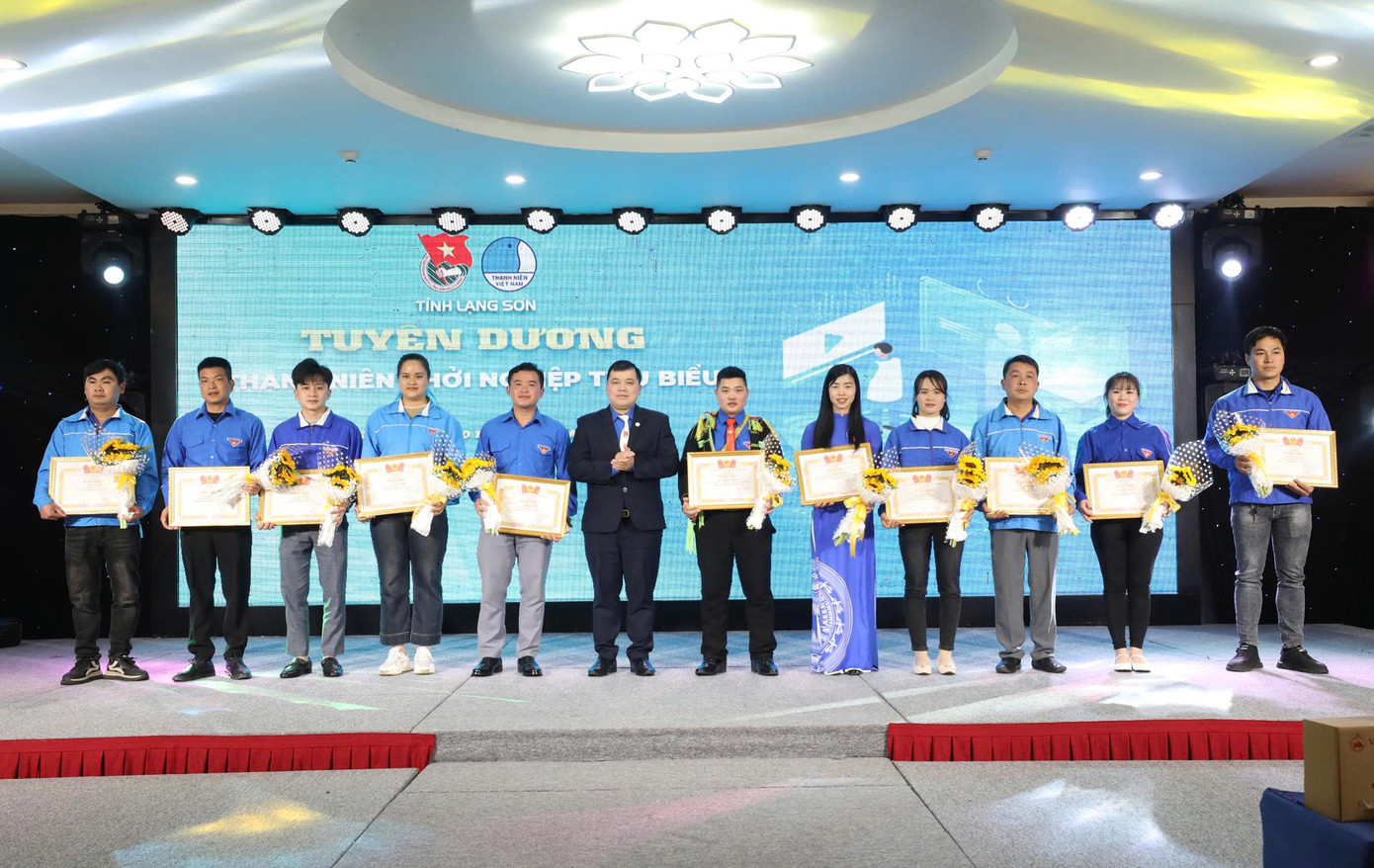 Ban tổ chức trao thưởng những tập thể, cá nhân có những dự án xuất sắc, đoạt giải. Ban tổ chức trao thưởng những tập thể, cá nhân có những dự án xuất sắc, đoạt giải.