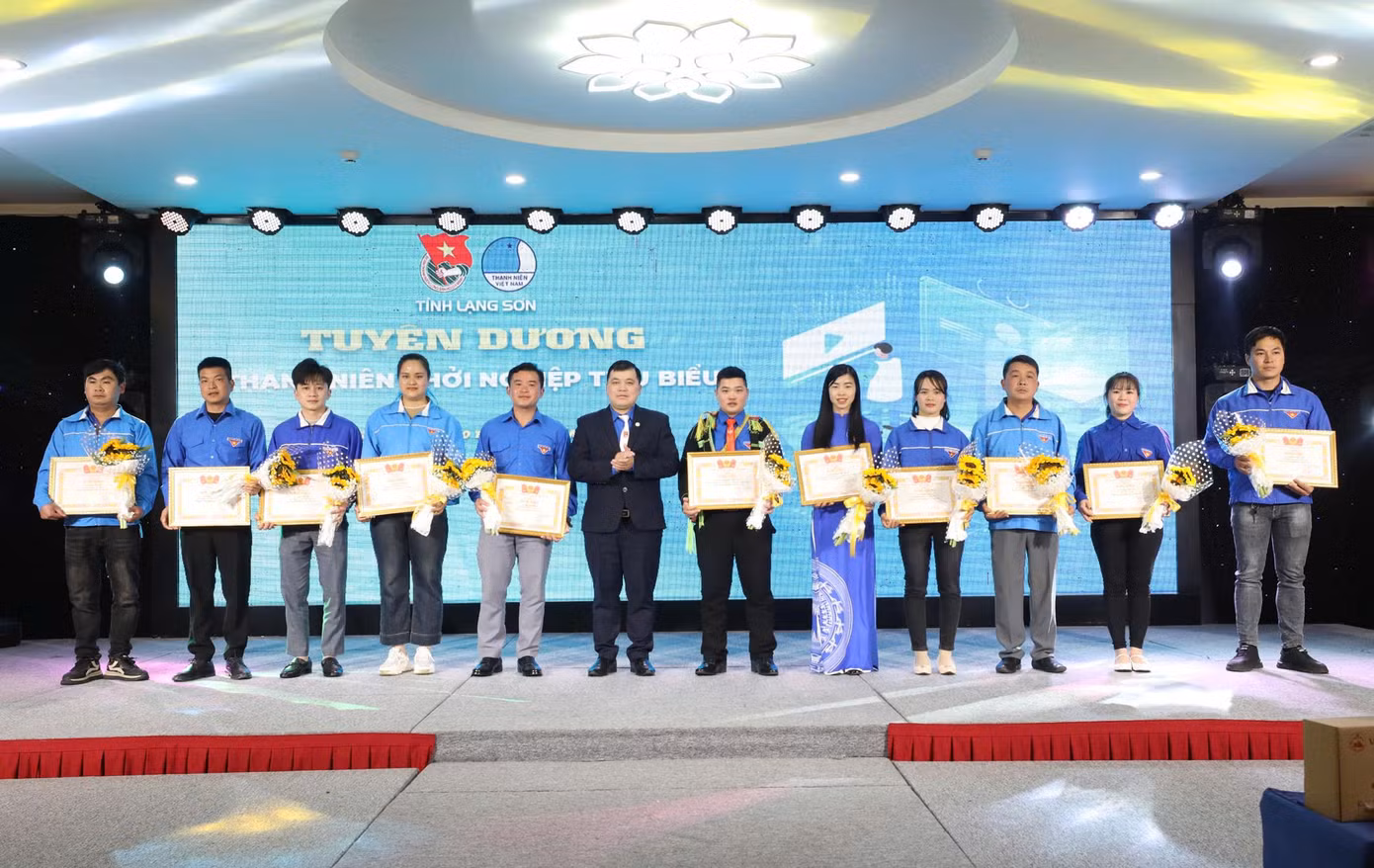 Ban tổ chức trao thưởng những tập thể, cá nhân có những dự án xuất sắc, đoạt giải. Ban tổ chức trao thưởng những tập thể, cá nhân có những dự án xuất sắc, đoạt giải.