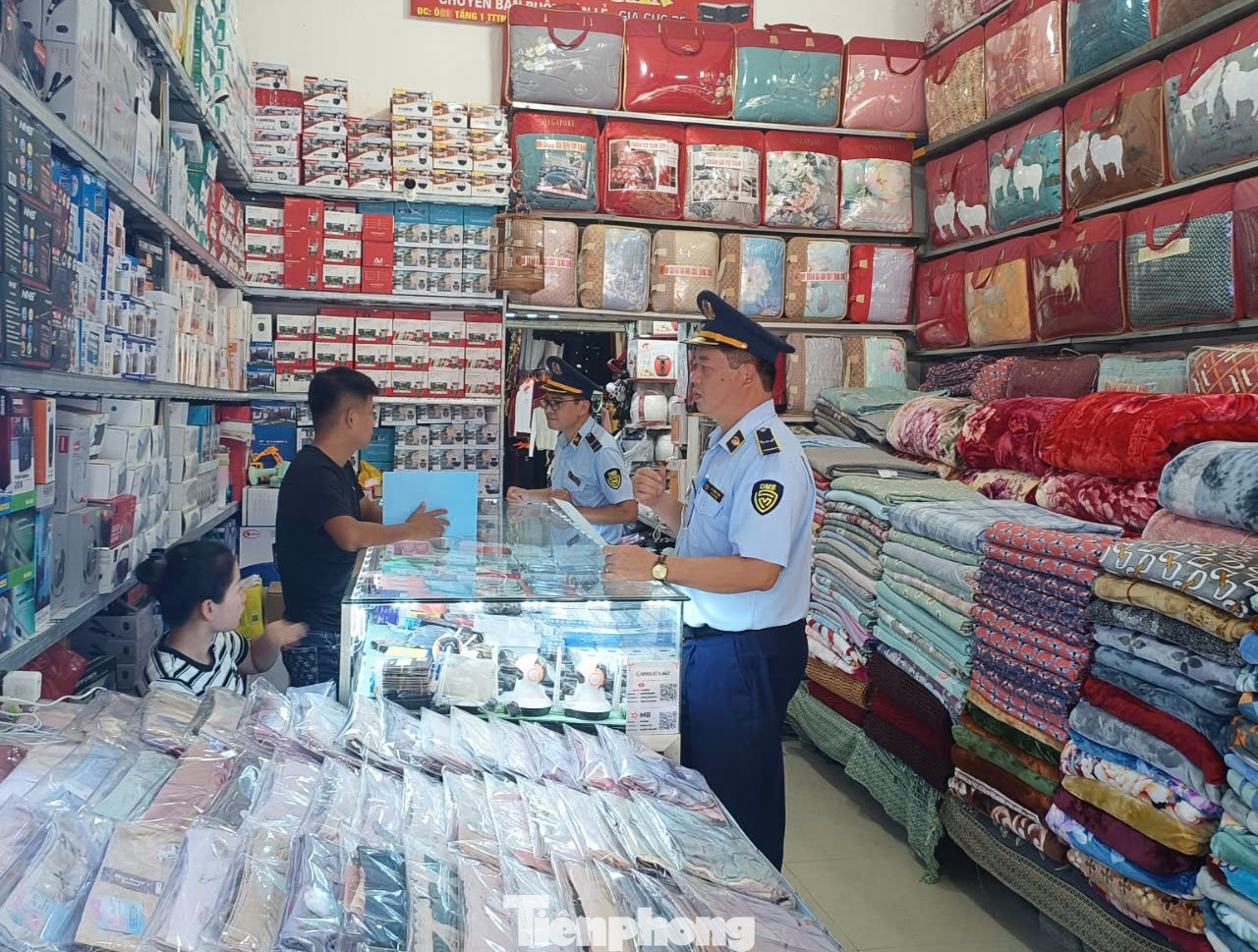 Lực lượng QLTT Lạng Sơn tăng cường kiểm tra kiểm soát tại các chợ đầu mối và cơ sở kinh doanh.