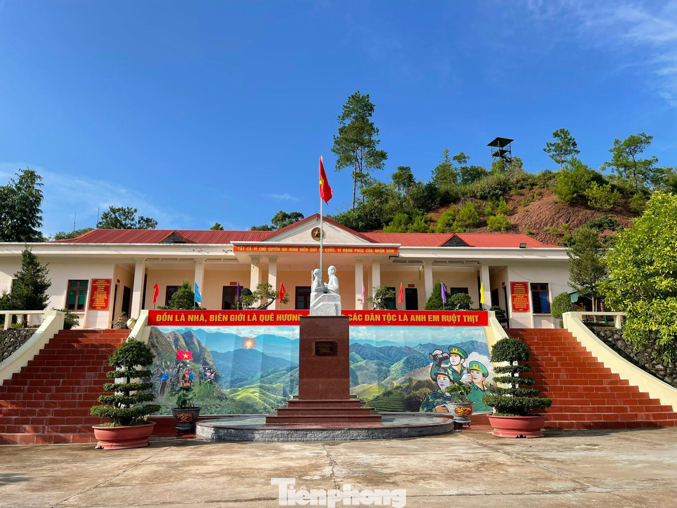 Công trình tượng đài "Bác Hồ với chiến sỹ Biên phòng" và đường lên cột mốc được hoàn thành đúng dịp kỷ niệm 77 năm Cách mạng tháng Tám và Quốc khánh 2/9. Ảnh: Duy Chiến Công trình tượng đài "Bác Hồ với chiến sỹ Biên phòng" và đường lên cột mốc được hoàn thành đúng dịp kỷ niệm 77 năm Cách mạng tháng Tám và Quốc khánh 2/9. Ảnh: Duy Chiến