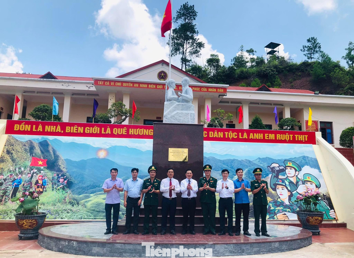 Tượng đài "Bác Hồ với chiến sỹ Biên Phòng" có sự chung tay, giúp sức của cấp ủy, doanh nghiệp hai tỉnh Lạng Sơn và Bắc Giang. Ảnh: Duy Chiến Tượng đài "Bác Hồ với chiến sỹ Biên Phòng" có sự chung tay, giúp sức của cấp ủy, doanh nghiệp hai tỉnh Lạng Sơn và Bắc Giang. Ảnh: Duy Chiến