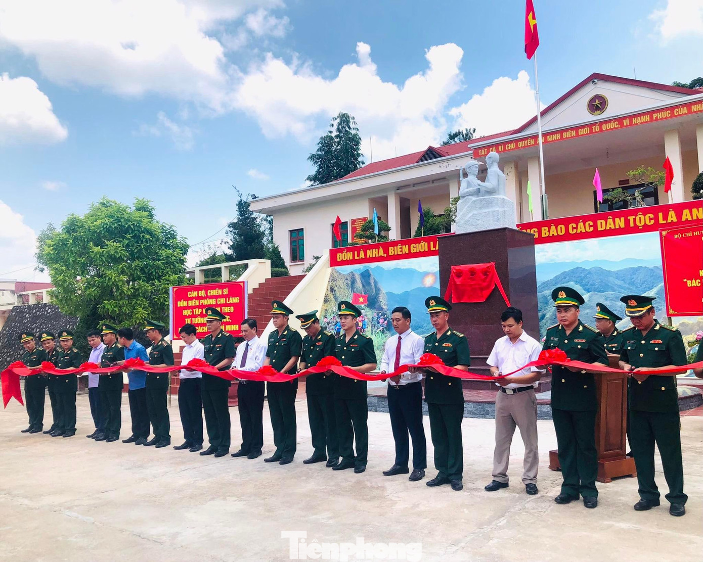 Nghi thức cắt băng khánh thành tượng đài "Bác Hồ với chiến sỹ Biên phòng". Ảnh: Duy Chiến Nghi thức cắt băng khánh thành tượng đài "Bác Hồ với chiến sỹ Biên phòng". Ảnh: Duy Chiến